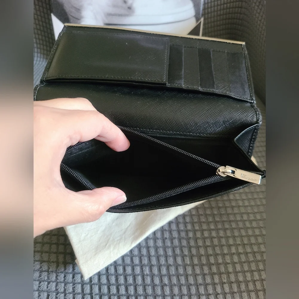 ❤️‍🔥Salvatore Ferragamo Gancini Continental Wallet❤️‍🔥 - Picture 6 of 12